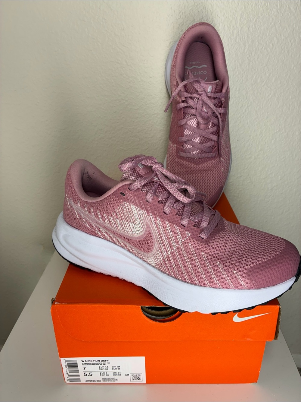 Nike Women’s Pink Mesh Run Defy Running Shoes, size 7